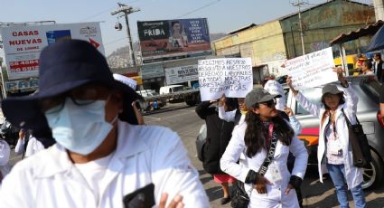 Protestan trabajadores del sector salud; policías cierran paso hacia el AICM