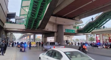 Estudiantes bloquean avenidas alrededor de la UANL en protesta contra el tarifazo