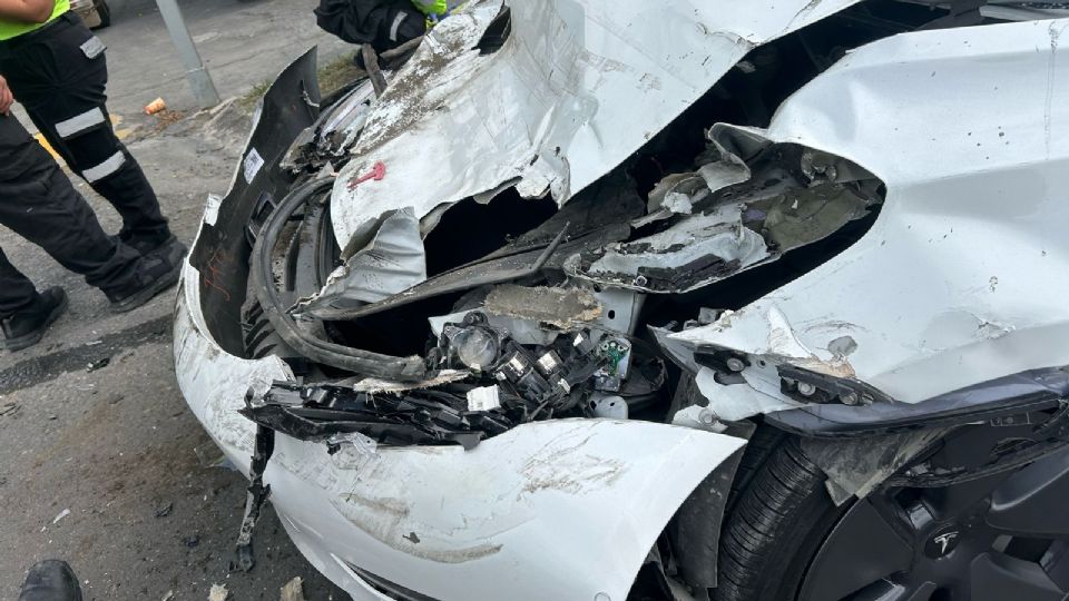 Accidente en la Carretera Nacional involucró a un camión de pasajeros y un automóvil Tesla, dejando tres personas lesionadas.