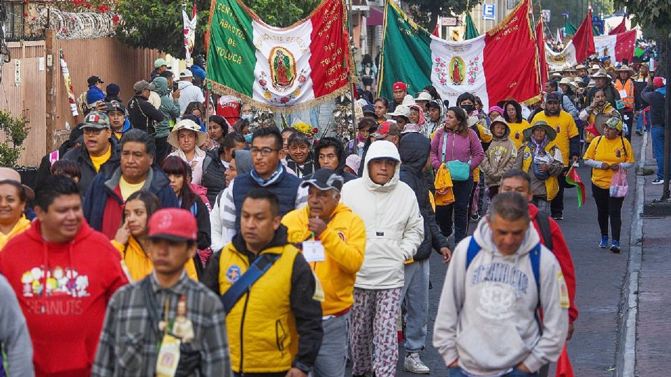 Peregrinos de Toluca caminan a la Basílica de Guadalupe.