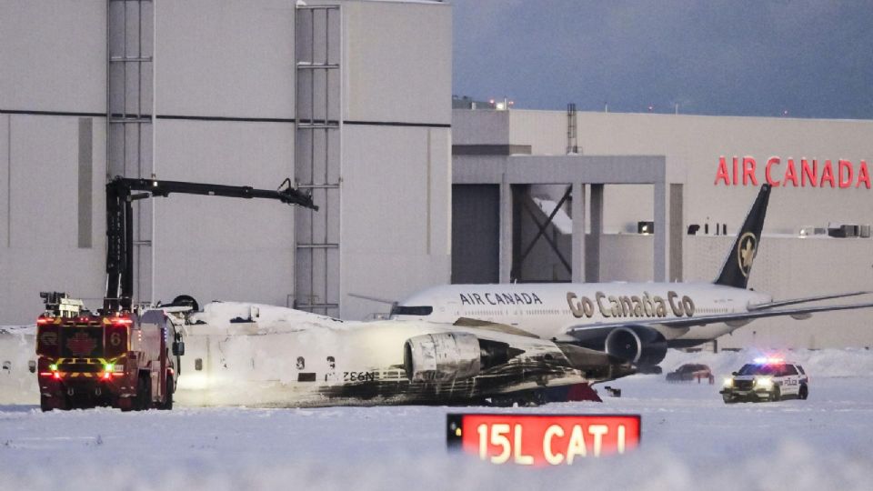 Avión vuelca en Canadá, en el Toronto Pearson International Airport.