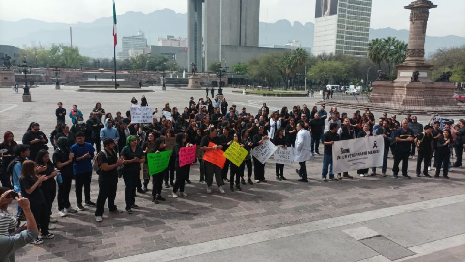 Los médicos veterinarios se solidarizaron con sus colegas del Estado de México, donde un profesional perdió la vida.