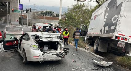 Camión sin frenos impacta a varios vehículos en Monterrey; 10 personas resultan afectadas