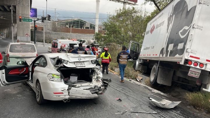 Camión sin frenos impacta a varios vehículos en Monterrey; 10 personas resultan afectadas