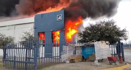 Evacuan a más de 100 empleados tras incendio en fabrica de plásticos de Apodaca