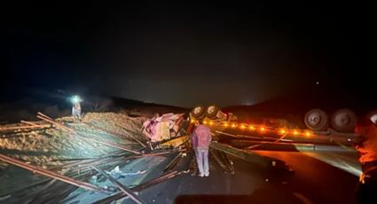 Cierran carretera Monterrey-Saltillo tras volcadura de tráiler en García