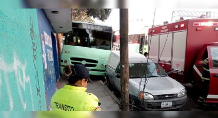 Se impacta autobús de pasajeros contra barda de un domicilio, sin lesionados