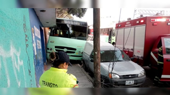 Se impacta autobús de pasajeros contra barda de un domicilio, sin lesionados