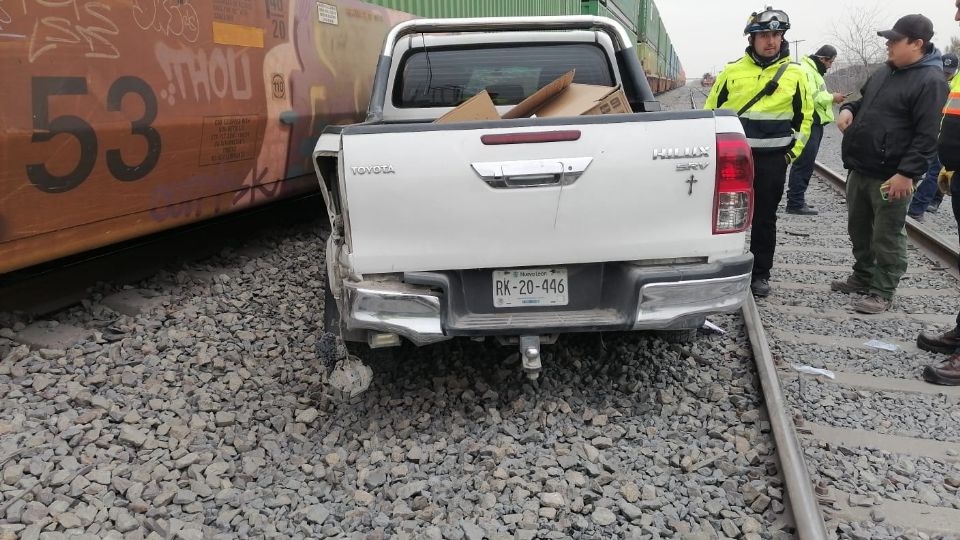 Protección Civil de Nuevo León atiende el choque entre un tren y una camioneta en Escobedo.