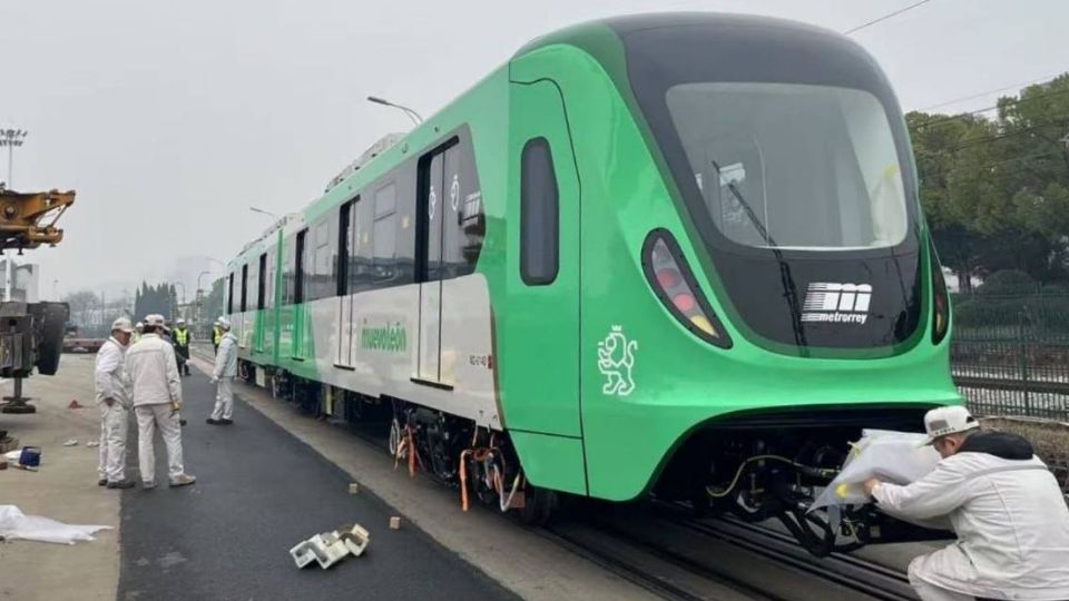 Vista exterior de uno de los nuevos trenes de la Línea 1, diseñado para ofrecer una experiencia de viaje moderna y conectada.