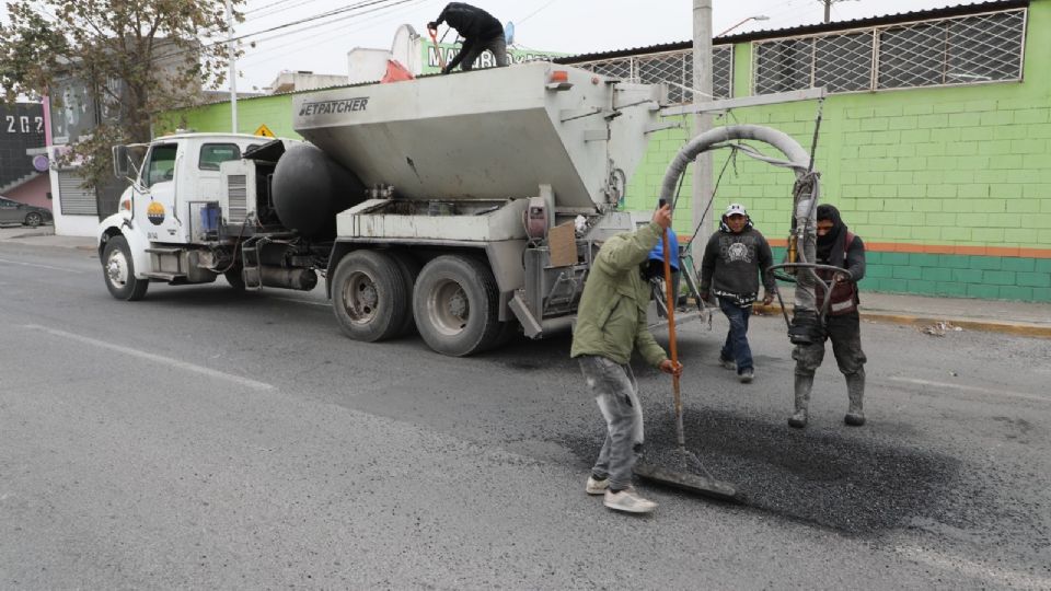 Personal de la Secretaría de Servicios Públicos de Escobedo realizando trabajos de mantenimiento en la avenida Las Torres.