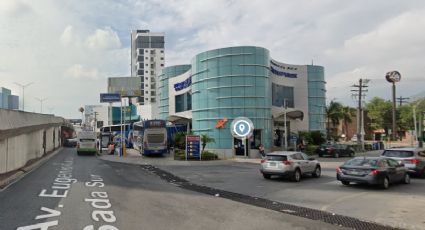 Mujer choca contra barda de una central de autobuses en Monterrey