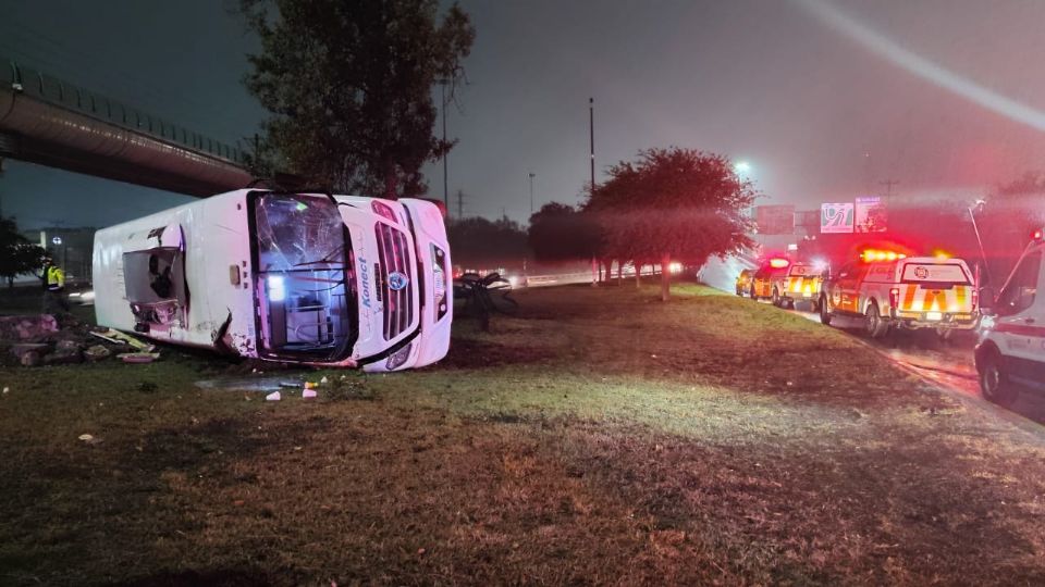 El camión de transporte de personal quedó volcado en la intersección de la avenida Universidad y Sendero, tras perder el control por el pavimento resbaladizo.