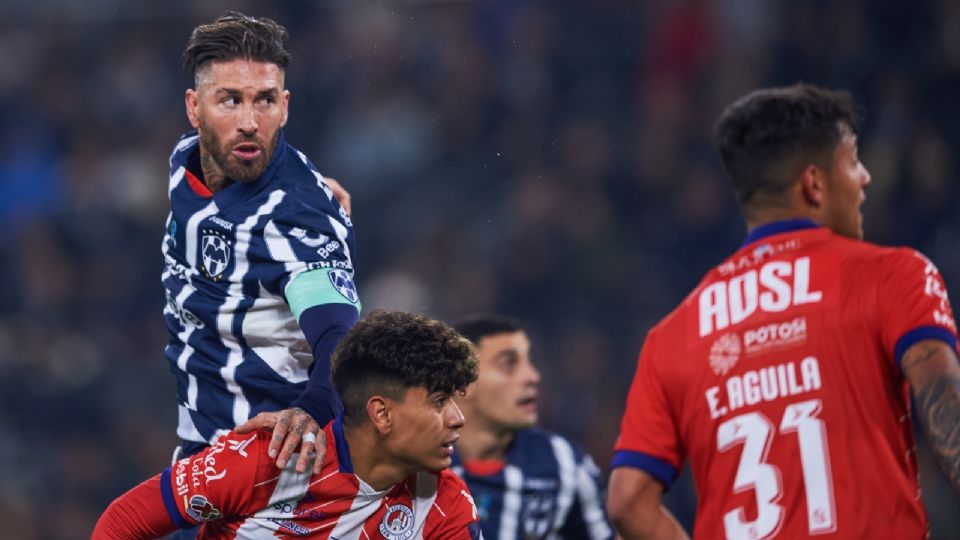 Sergio Ramos en su debut con Rayados, enfrentado al Atlético San Luis durante la Jornada 8 del Torneo Clausura 2025.