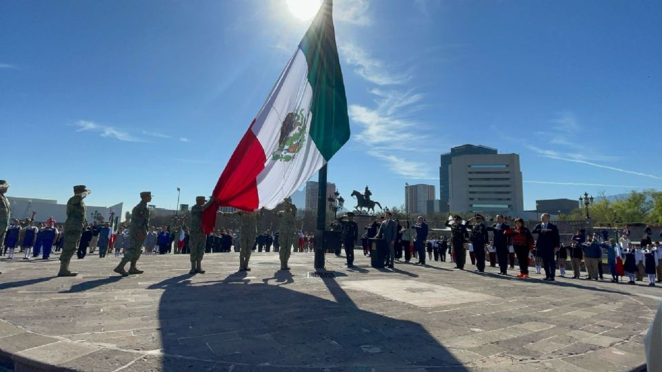 Autoridades estatales y militares participaron en la ceremonia de izamiento del lábaro patrio en la Explanada de los Héroes, en honor al Día de la Bandera.







