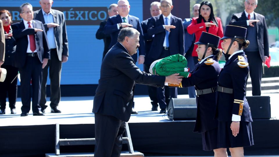 La comunidad universitaria de la UANL rinde homenaje a la bandera con una ceremonia en la Explanada de Ciudad Universitaria.