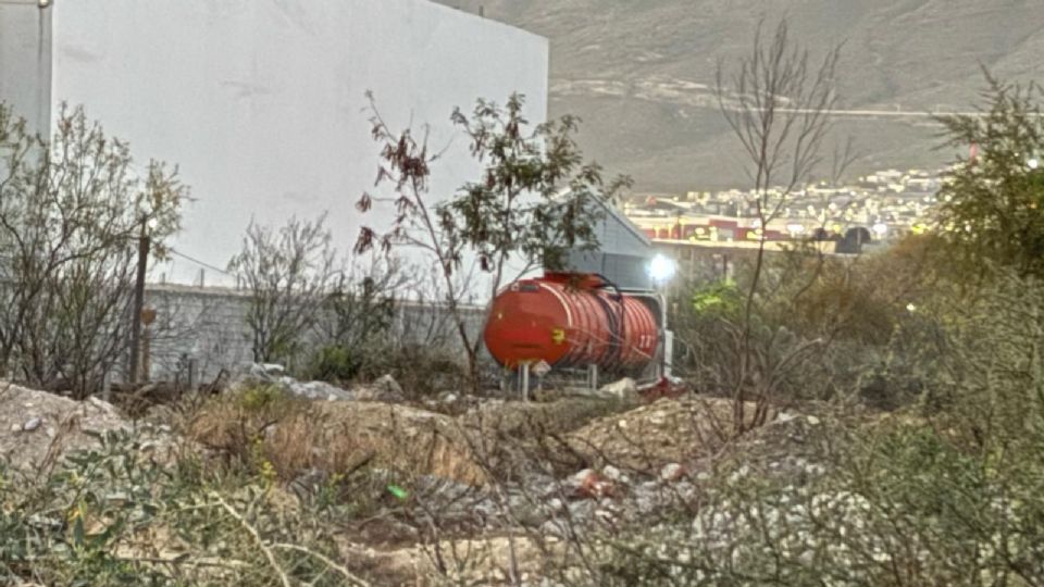 Los uniformados municipales visualizaron la pipa en la que presuntamente estaban extrayendo el combustible.