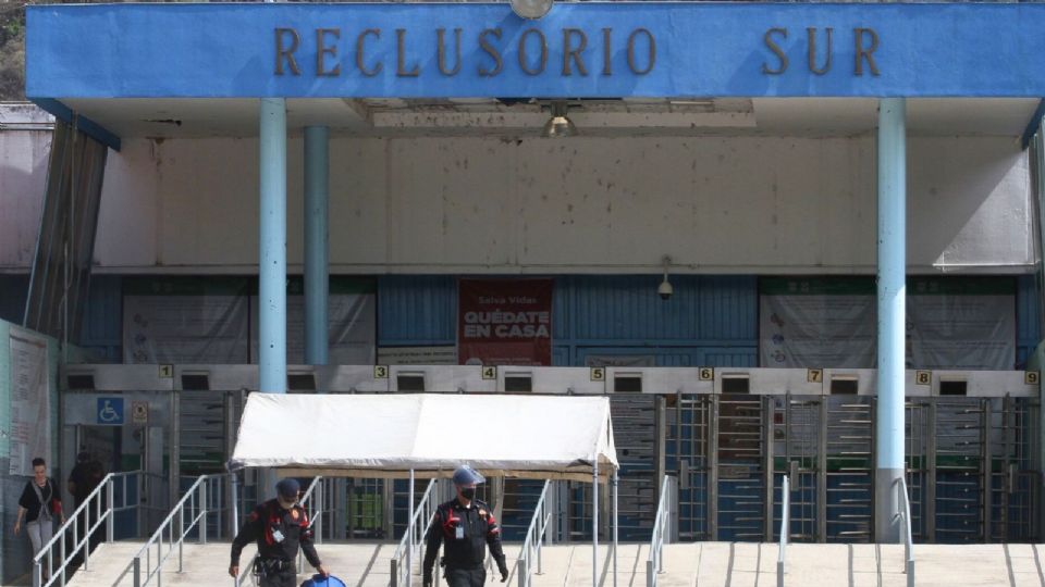 Familiares de tres víctimas recibieron los cuerpos en el Instituto de Ciencias Forenses.