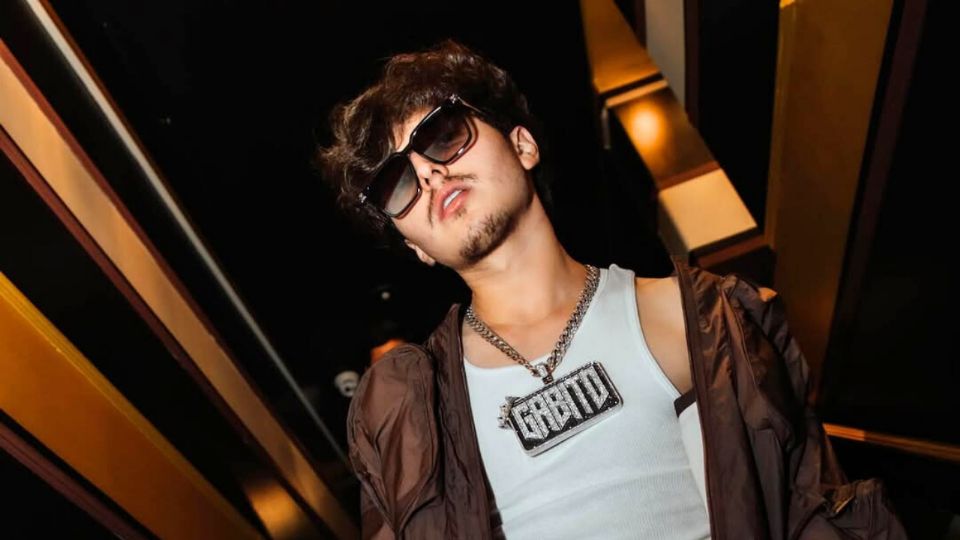 El cantante de corridos tumbados promete una noche llena de energía con éxitos como 'Lady Gaga', 'AMG' y 'El Tsurito'.