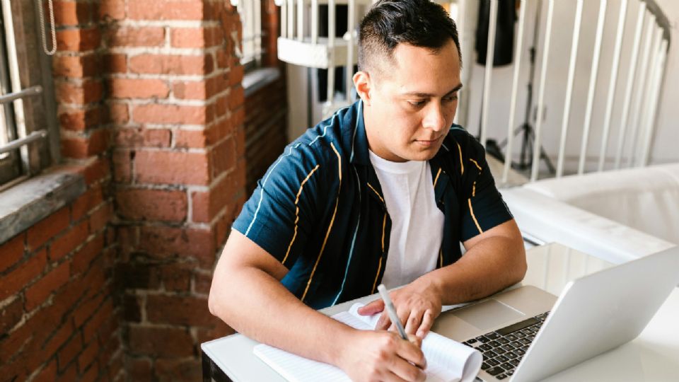 La integración de tecnologías en el aula y en las empresas permite que los estudiantes no sólo adquieran conocimientos tradicionales, sino que también desarrollen competencias digitales esenciales