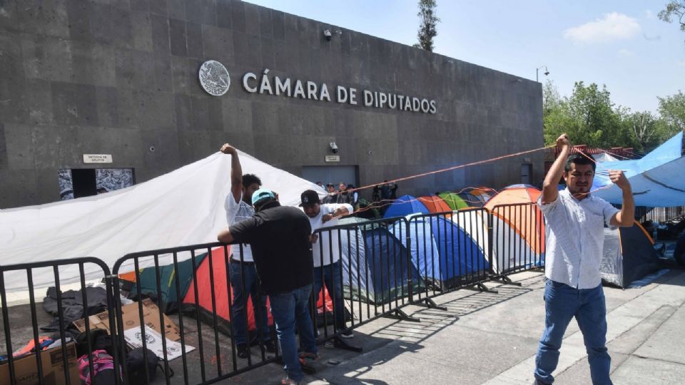 Ante manifestaciones de maestros, Ricardo Monreal Ávila advierte que no es momento de confrontación.