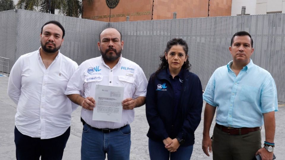 El dirigente del PAN en Nuevo León, Policarpo Flores, acompañado por Lidia Estrada, secretaria general del partido en la entidad.