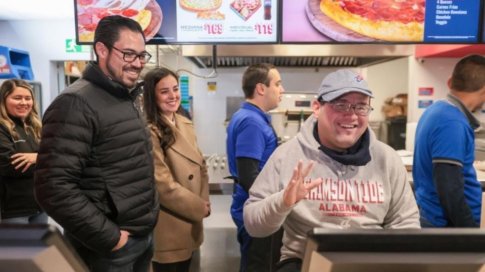 El alcalde David de la Peña, y la Presidenta del DIF, Olga Villalón Toba, acompañan a los estudiantes del Centro de Atención Múltiple “Sergio Montalvo” durante la visita al programa de inclusión laboral en Domino’s Pizza.