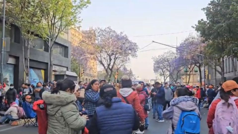 Los manifestantes tenían planeado avanzar hacia el Zócalo y posteriormente hacia la Secretaría de Educación Pública.