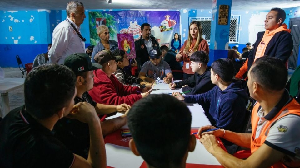 Jóvenes de centros de rehabilitación en Guadalupe participando en el concurso de arte 'Muros de Grandeza'.
