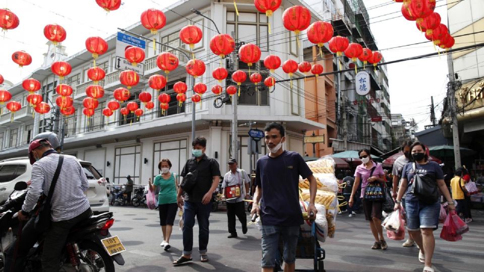 Gente compra alimentos y artículos para celebrar el Año Nuevo Lunar chino en Chinatown en Bangkok, Tailandia, el 27 de enero de 2025.