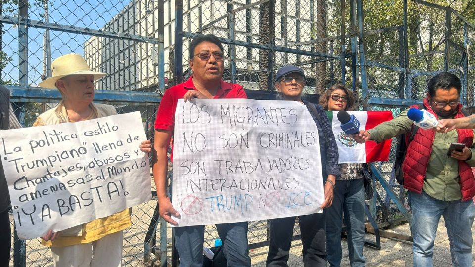 Manifestantes se reunieron en la embajada de EU en México.