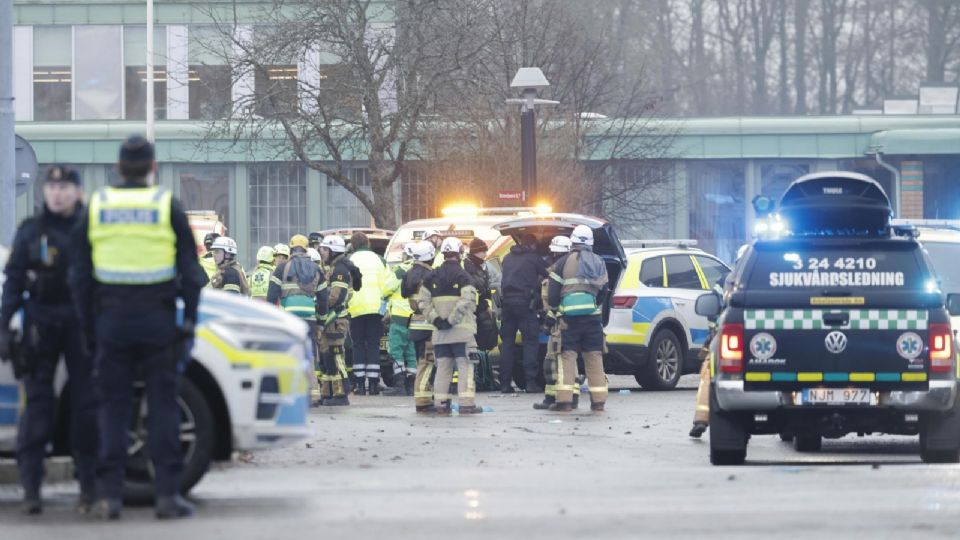 Personal de emergencias se reúne tras un tiroteo registrado en la escuela Risbergska en Orebro, en Suecia.