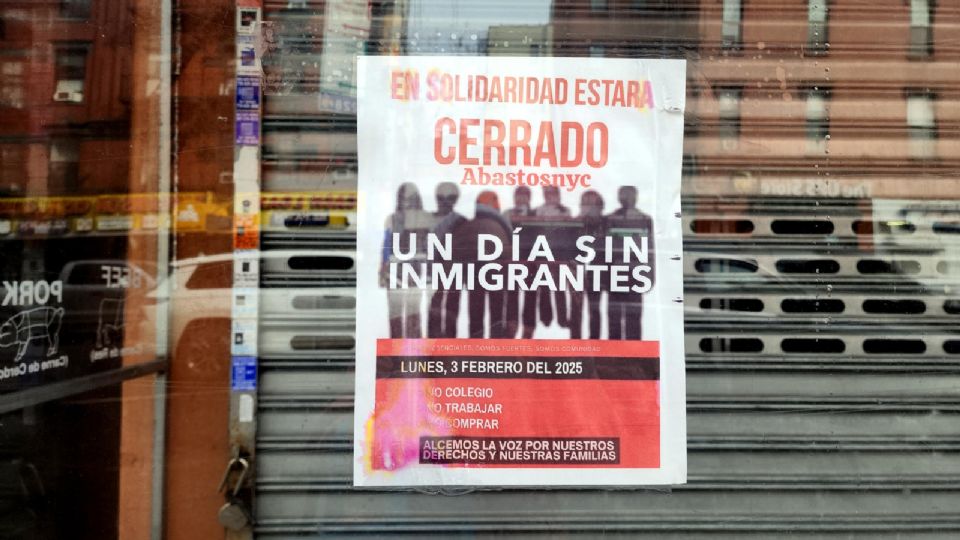 Fotografía de un cartel que anuncia el cierre de un comercio en protesta por el 'Día sin inmigrantes', colgado el lunes en la fachada de un local en Nueva York