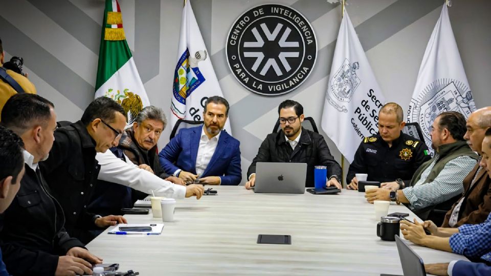 El alcalde de Monterrey, Adrián de la Garza Santos, en la reunión con los alcaldes de la región, presenta la propuesta para establecer el Corredor Seguro Monterrey-Linares, con el fin de reforzar la seguridad en la Carretera Nacional.