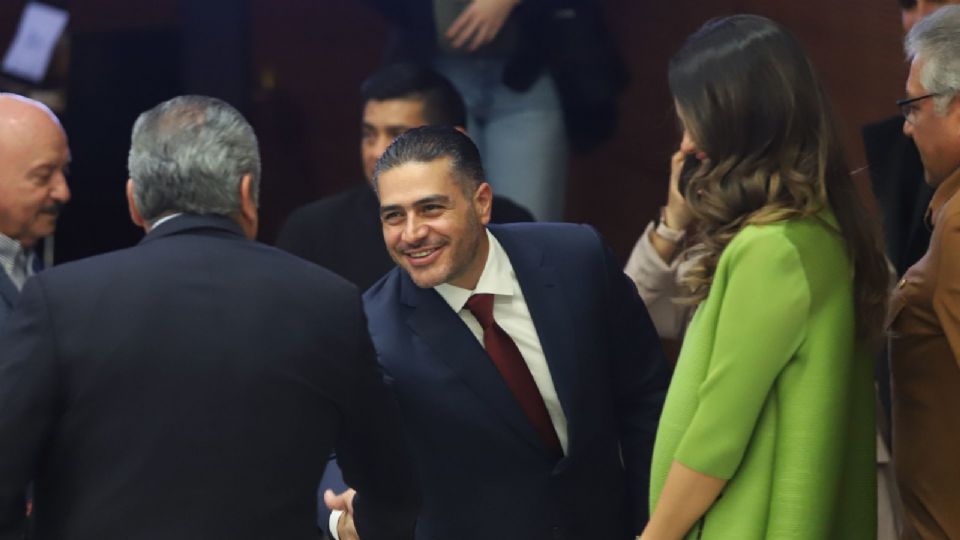 Omar García Harfuch, secretario de Seguridad, saluda a los senadores de Morena con los que se reunió está tarde.