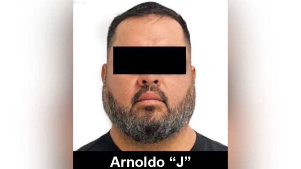 Agentes de Interpol México y la AIC durante la detención de Arnoldo “J” en San Pedro Garza García, Nuevo León, quien es requerido por el FBI por su implicación en un homicidio ocurrido en 2012.