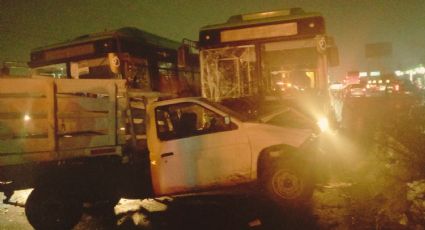 Camión urbano choca con vehículos en la carretera a Laredo en Escobedo