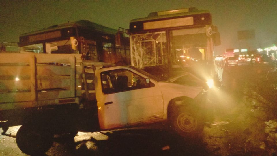 En el percance participó una camioneta blanca tipo estaquitas, un automóvil Kia y el camión de la ruta urbana.