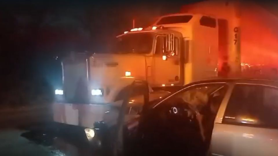 El automóvil particular se impactó contra el tráiler sobre la carretera a Monclova.