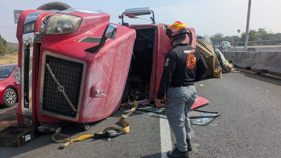 Un tráiler volcó esta mañana en el Blvd. Miguel de la Madrid, en Guadalupe. Las autoridades de Protección Civil de Nuevo León están en el lugar atendiendo el incidente.