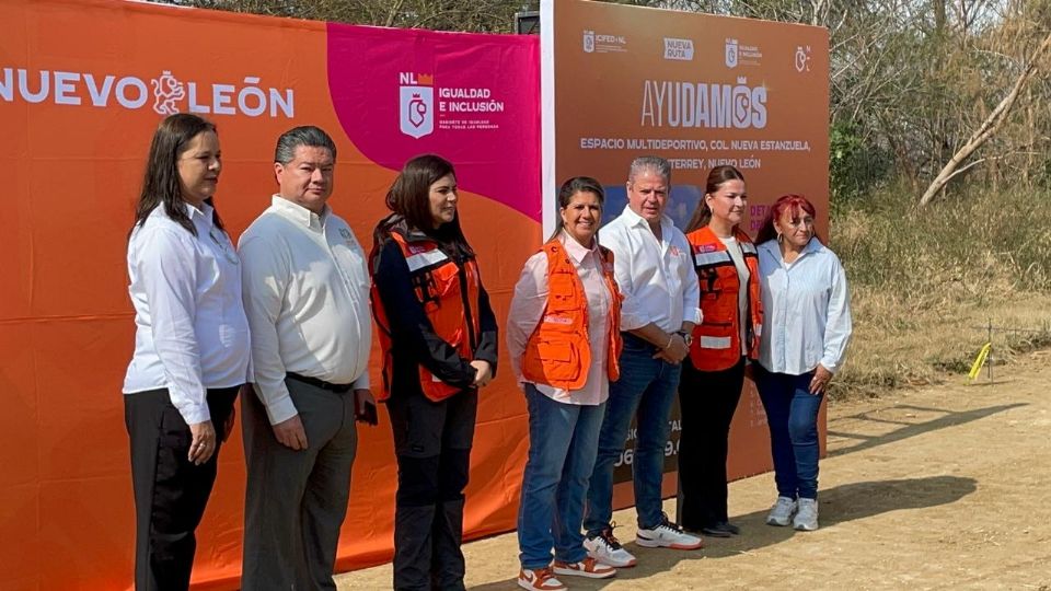 La Secretaria de Igualdad e Inclusión, Martha Herrera, durante el inicio de la construcción del multideportivo en la colonia Nueva Estanzuela.