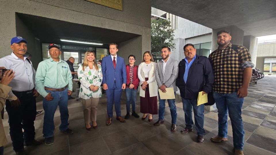 Agricultores del sur de Nuevo León, acompañados por diputados de Morena, presentaron sus demandas al Congreso estatal.