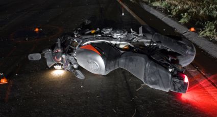 Muere joven motociclista en Santiago, Nuevo León; tráiler lo impacta y huye del lugar