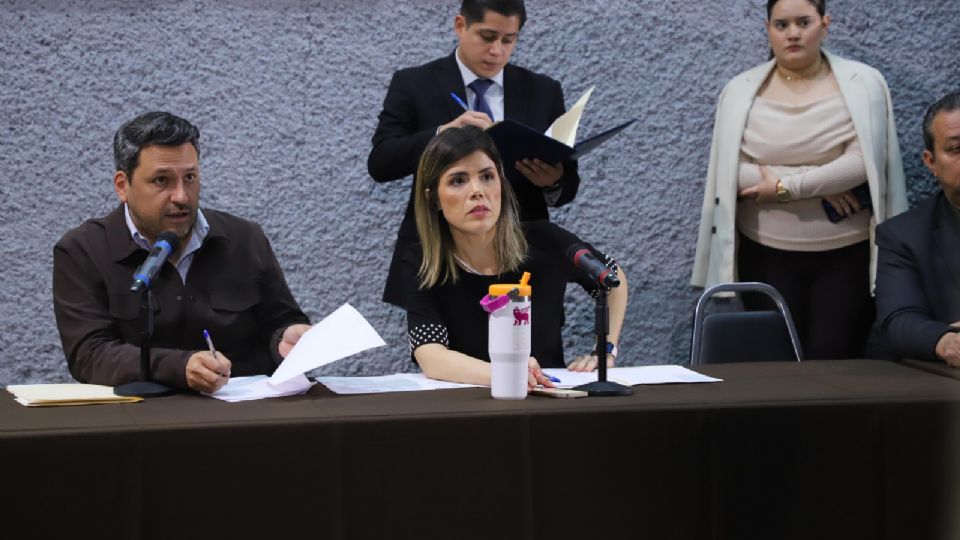 Claudia Caballero Chávez, presidenta de la Comisión de Legislación, explicó que la propuesta busca reconocer oficialmente la contaminación como una causa de muerte, tal como ocurrió con el COVID-19.