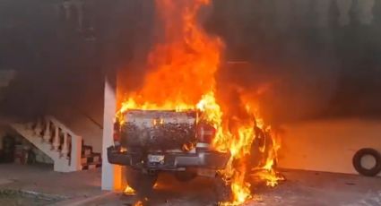 Camioneta se incendia dentro de una vivienda en el sur de Monterrey