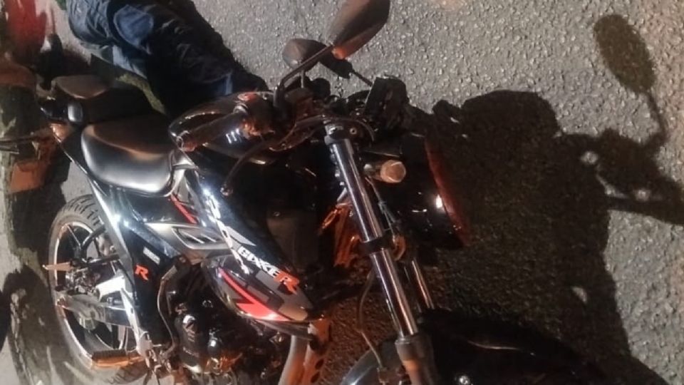 El cuerpo del joven quedó sobre la carpeta asfáltica, junto a la motocicleta que conducía.