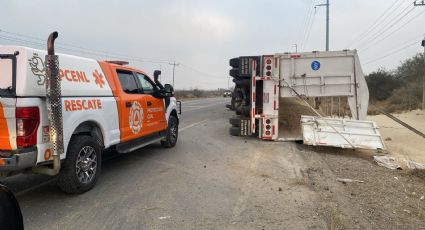 Tráiler vuelca en la Carretera Colombia en Salinas Victoria; conductor resulta lesionado