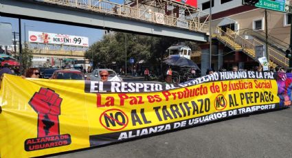 Bloquean Avenida Juárez en protesta contra el tarifazo del transporte público