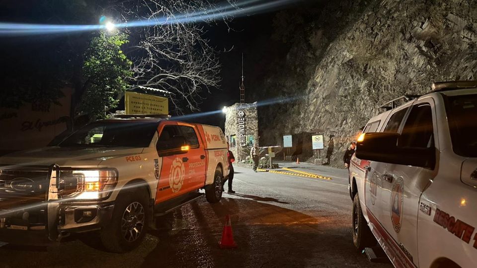 Miembros de Protección Civil y guardabosques durante el operativo de rescate en el Cerro de Chipinque.