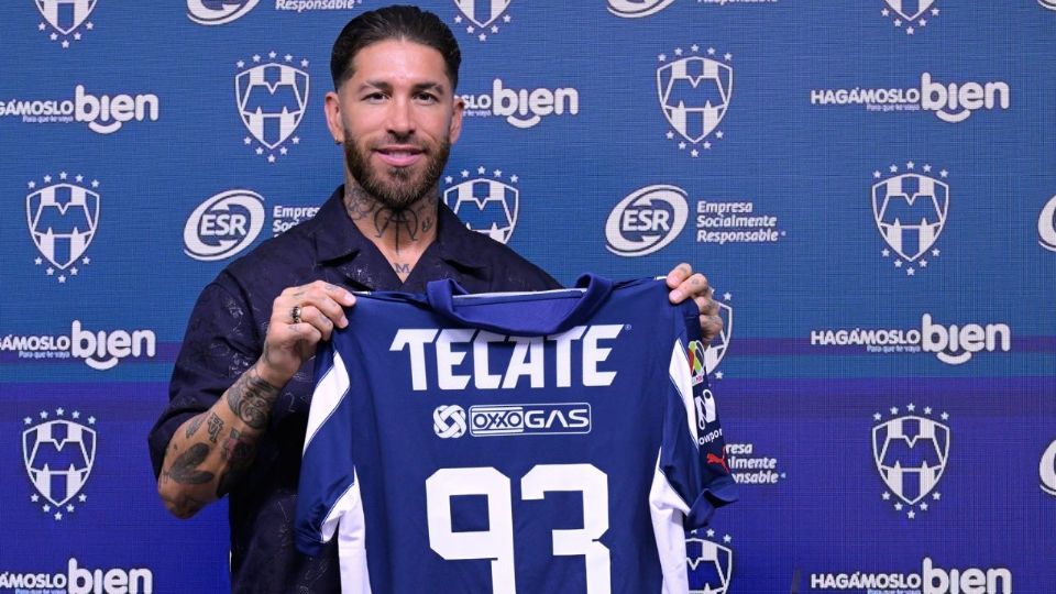 Sergio Ramos fue recibido con entusiasmo por miles de aficionados en su presentación oficial como jugador de los Rayados de Monterrey.